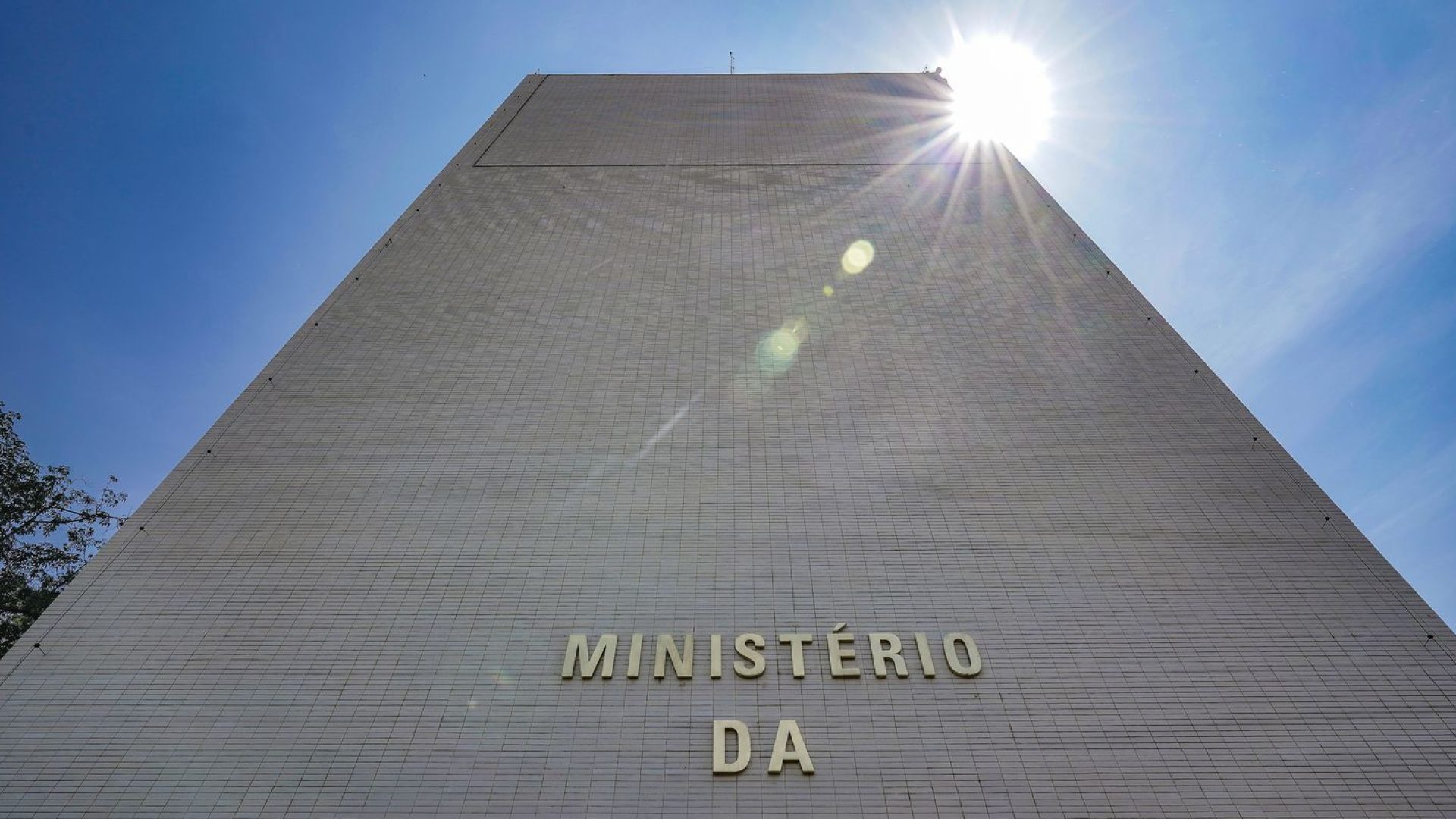 Governo prevê arrecadar R$ 4,4 bi com taxação de fintechs, bets e JCP