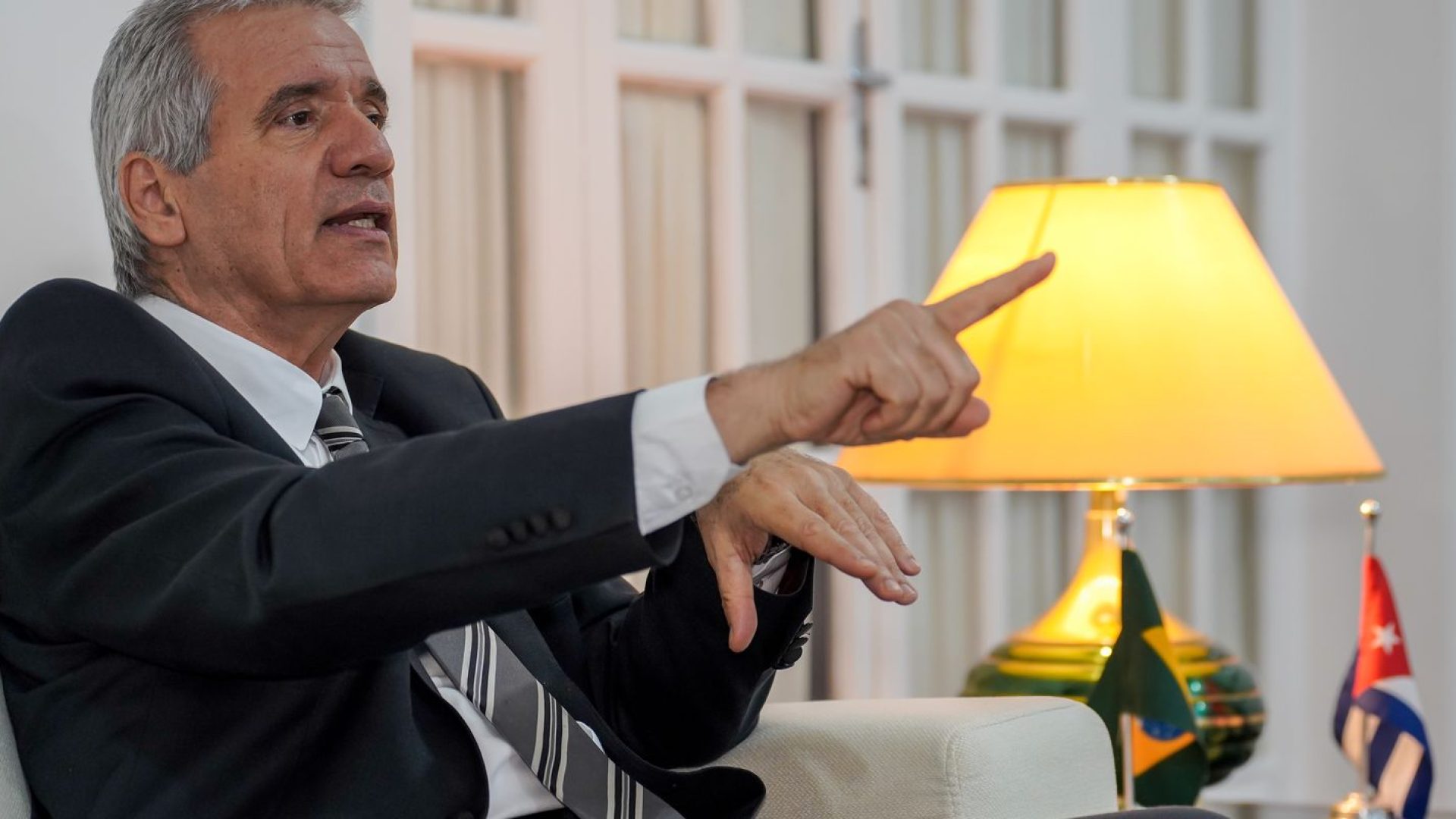 Embaixador de Cuba chama de genocídio medidas de Trump sobre petróleo