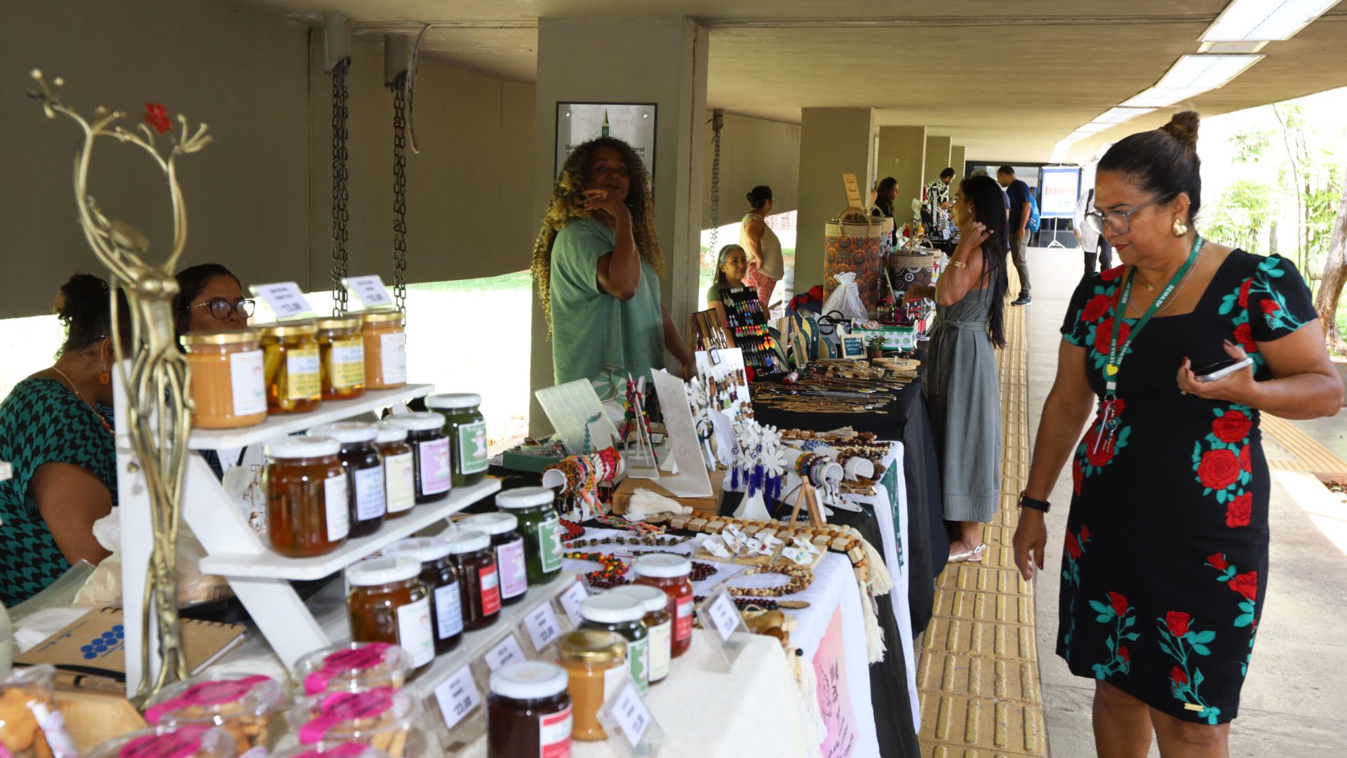 Feira Raízes do Entorno celebra Dia da Mulher e impulsiona artesãs da Ride