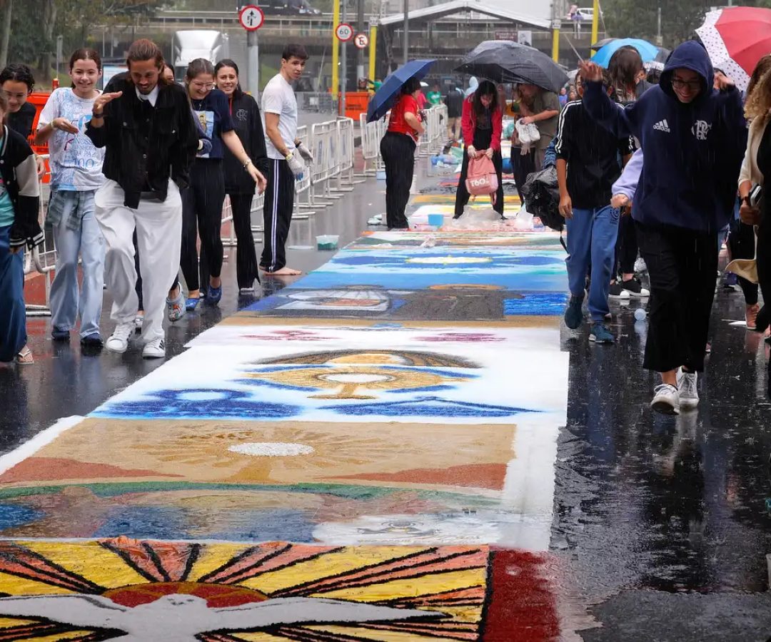 Fiéis enfrentam chuva para fazer tapetes de Corpus Christi no Rio