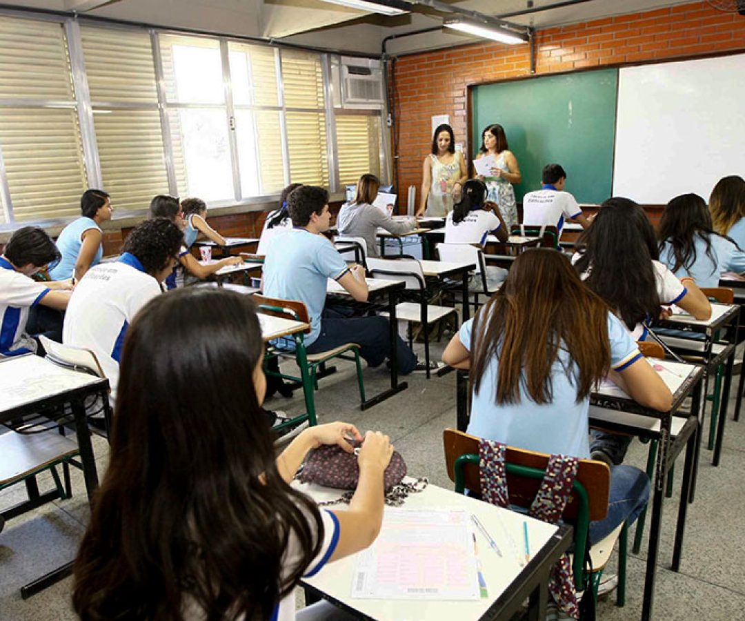 Na foto, provas do Saerj 2014 começam a ser aplicadas nesta terça-feira.