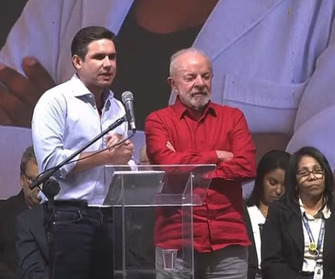 Motta discursa ao lado de Lula em evento do Dia do Professor
