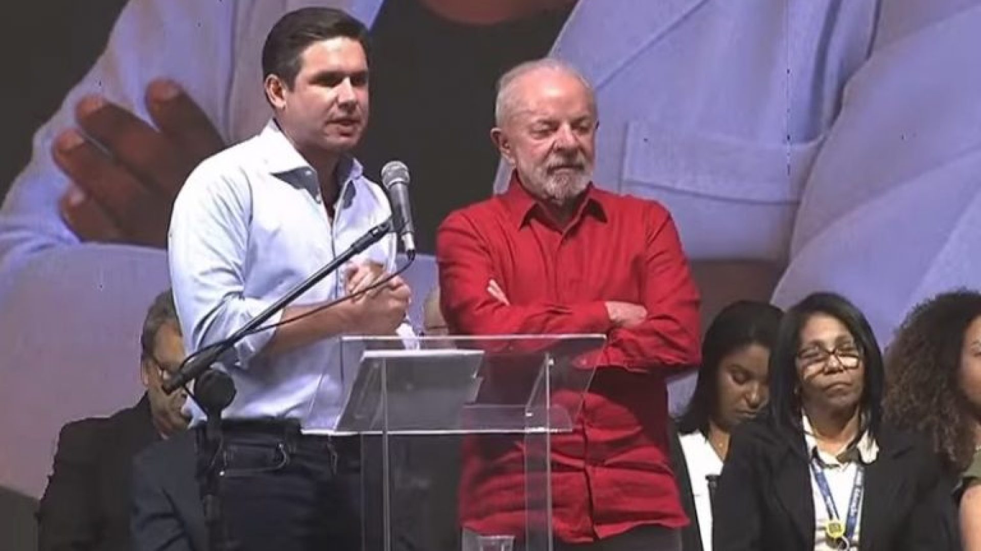Motta discursa ao lado de Lula em evento do Dia do Professor
