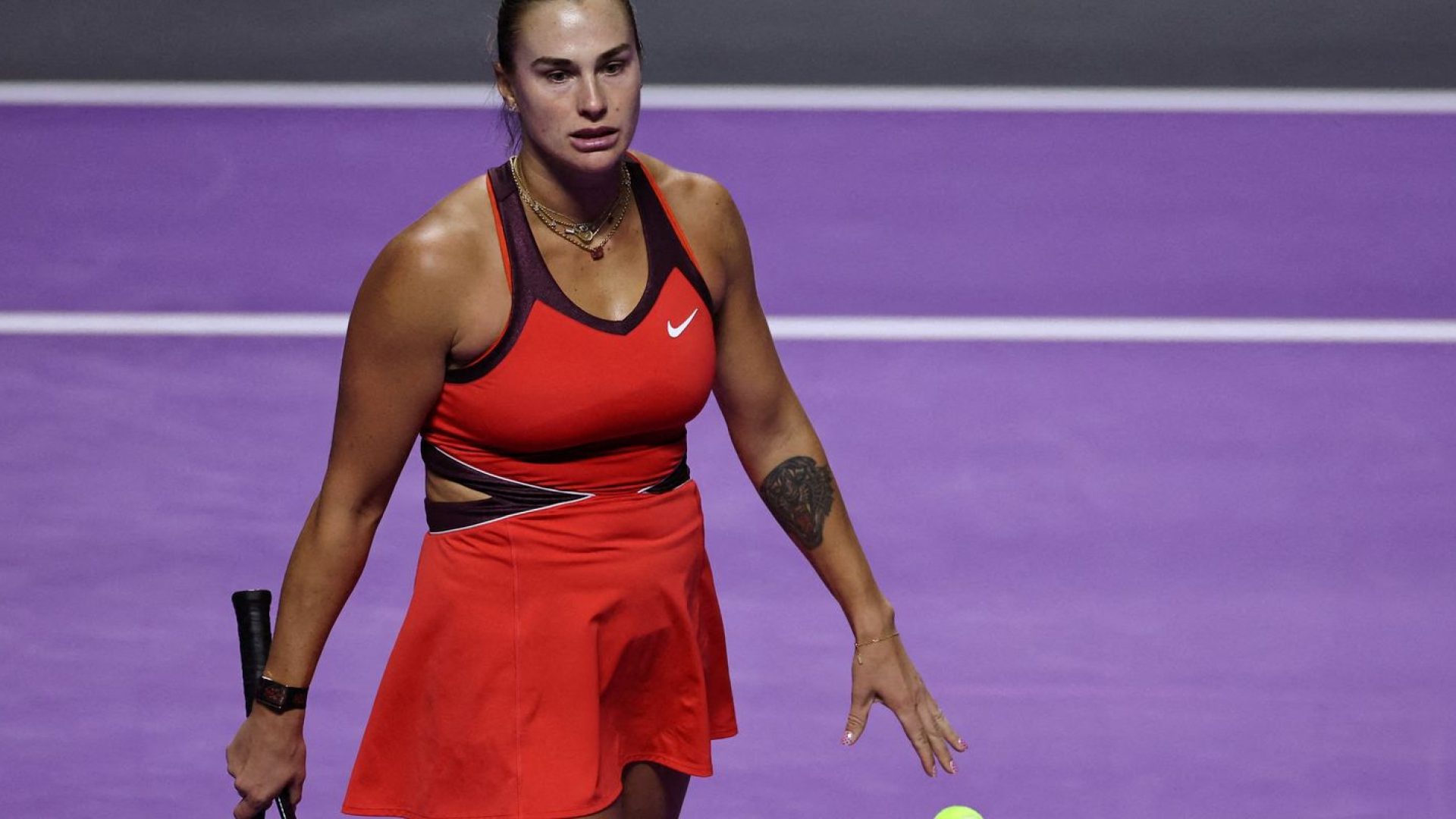 Sabalenka diz não ser justo que mulheres enfrentem atletas trans