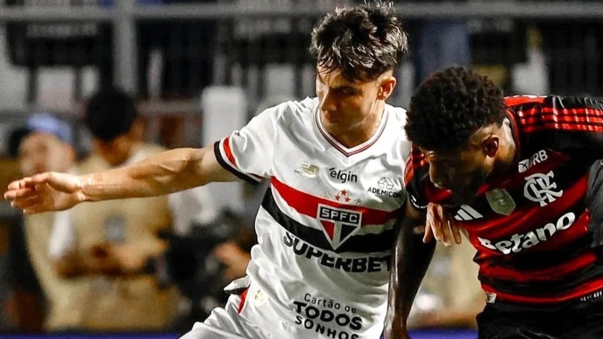 São Paulo fraqueja, reage com mudanças de Crespo e expulsão para empatar com Flamengo