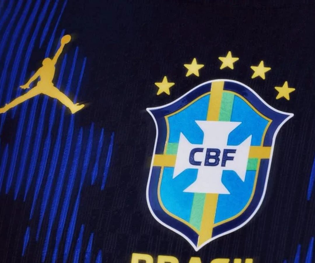 Seleção brasileira lança camisa azul para a Copa com logo da marca de Michael Jordan