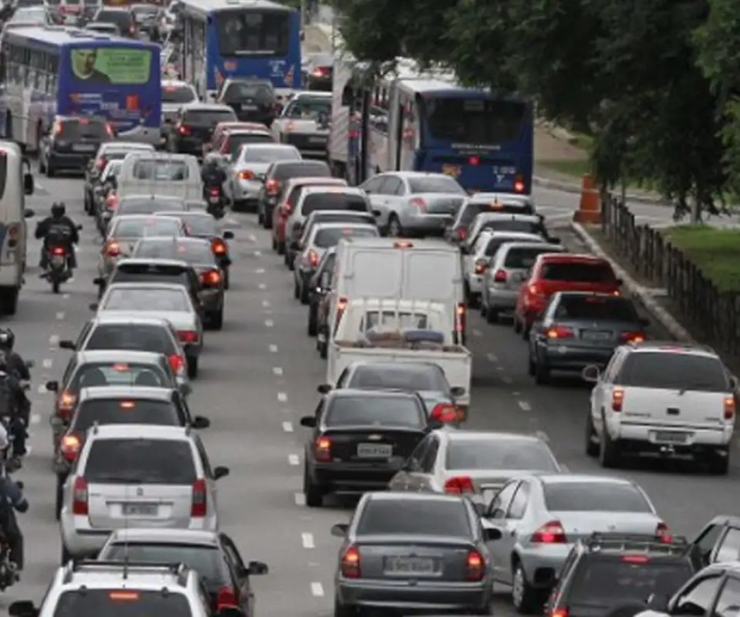 Gasolina e alimentos pressionam, e prévia da inflação sobe para 0,89%