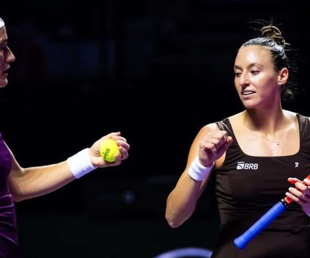 Stefani e Babos vencem russas e se aproximam da semi do WTA Finals