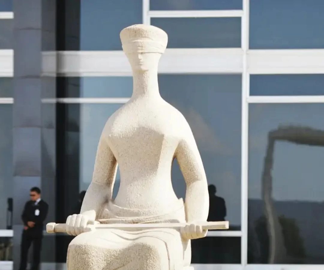 Fotografia da fachada do Supremo Tribunal Federal (STF), representante do poder judiciário no país