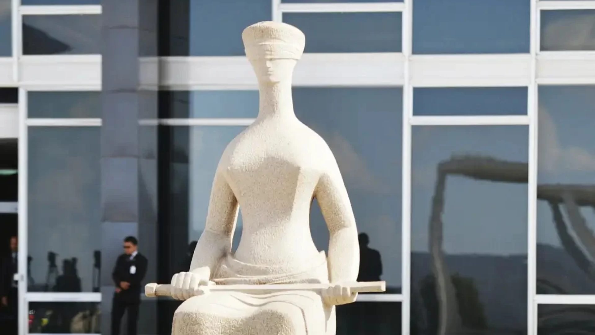 Fotografia da fachada do Supremo Tribunal Federal (STF), representante do poder judiciário no país