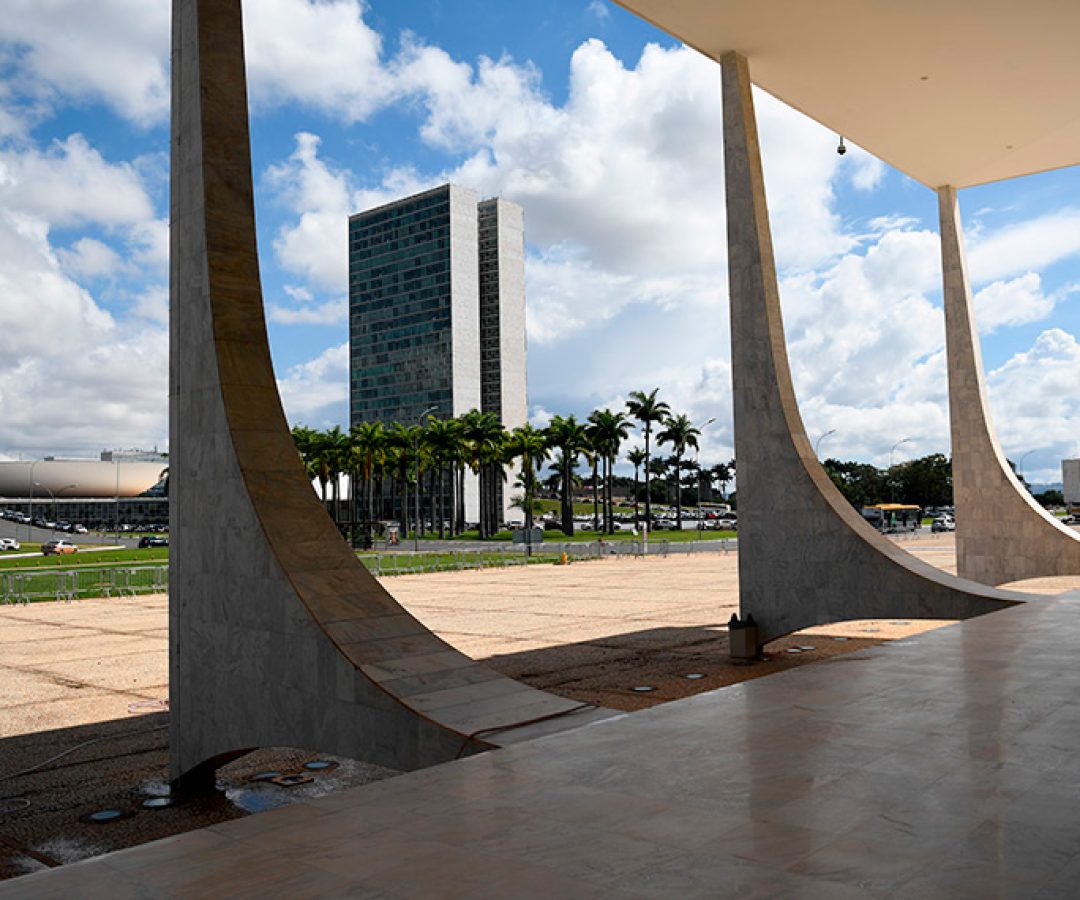 Ao fundo, Congresso Nacional.