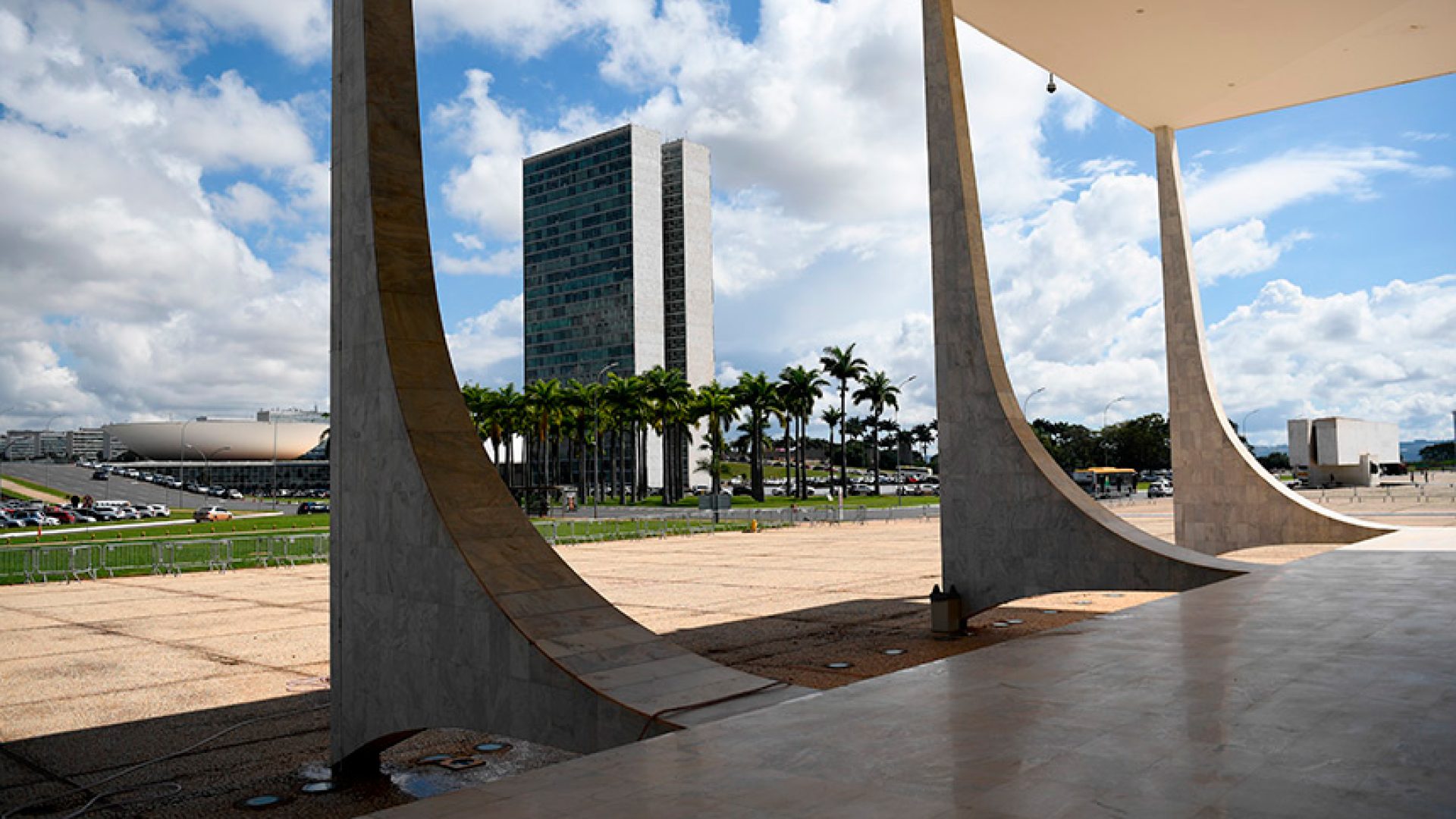 Ao fundo, Congresso Nacional.