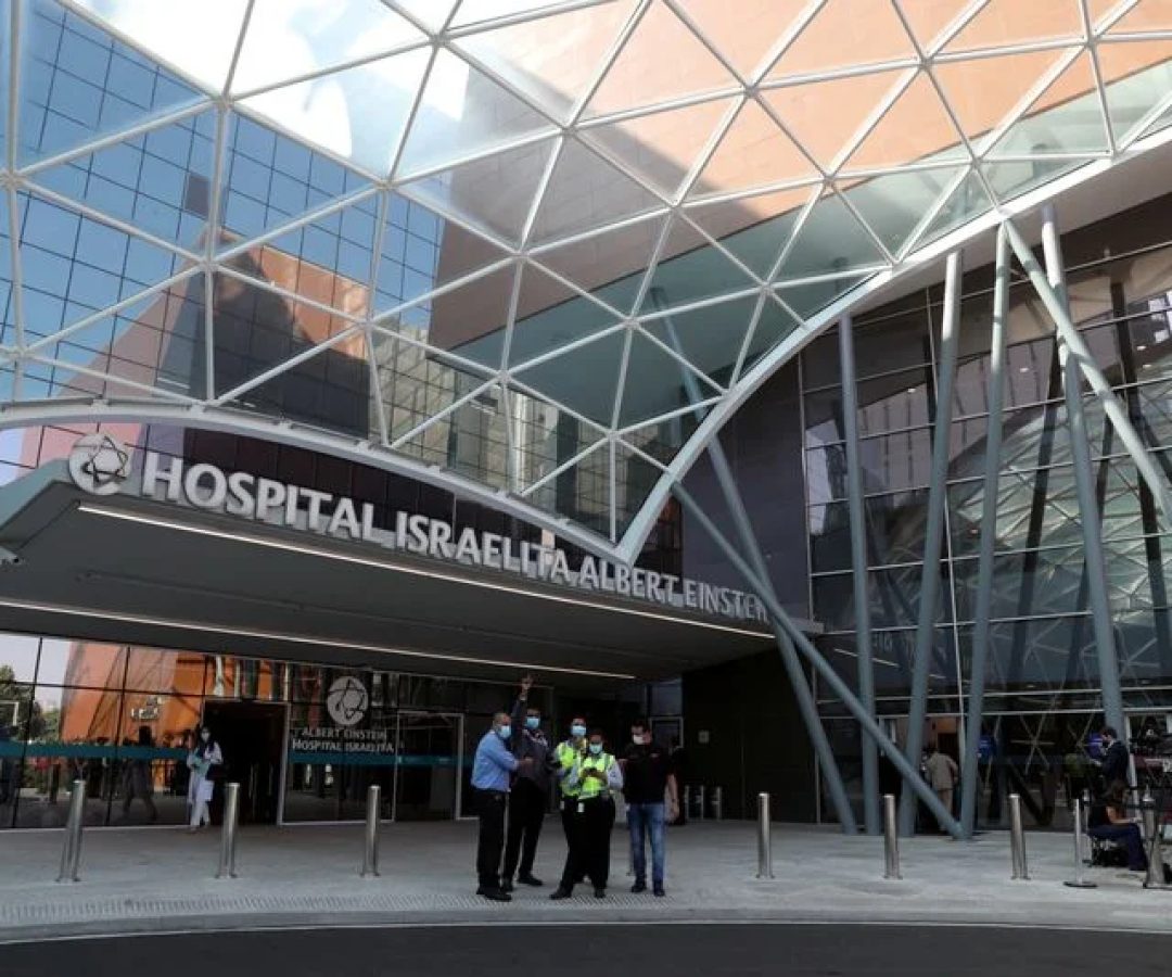 melhores empresas para trabalhar no brasil; Entrada do hospital Albert Einstein, em São Paulo, onde estava internado o ator Tarcísio Meira 25/09/2020 REUTERS/Amanda Perobelli