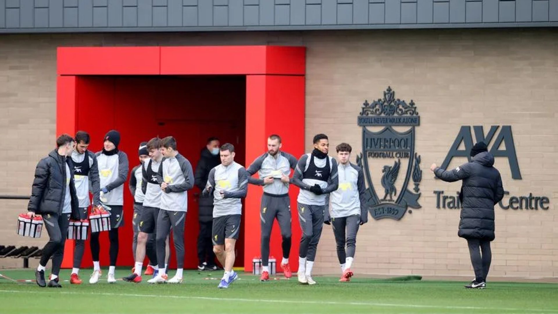 Eduardo Saverin e Jeff Bezos negociam compra de 30% do Liverpool por R$ 30,6 bilhões