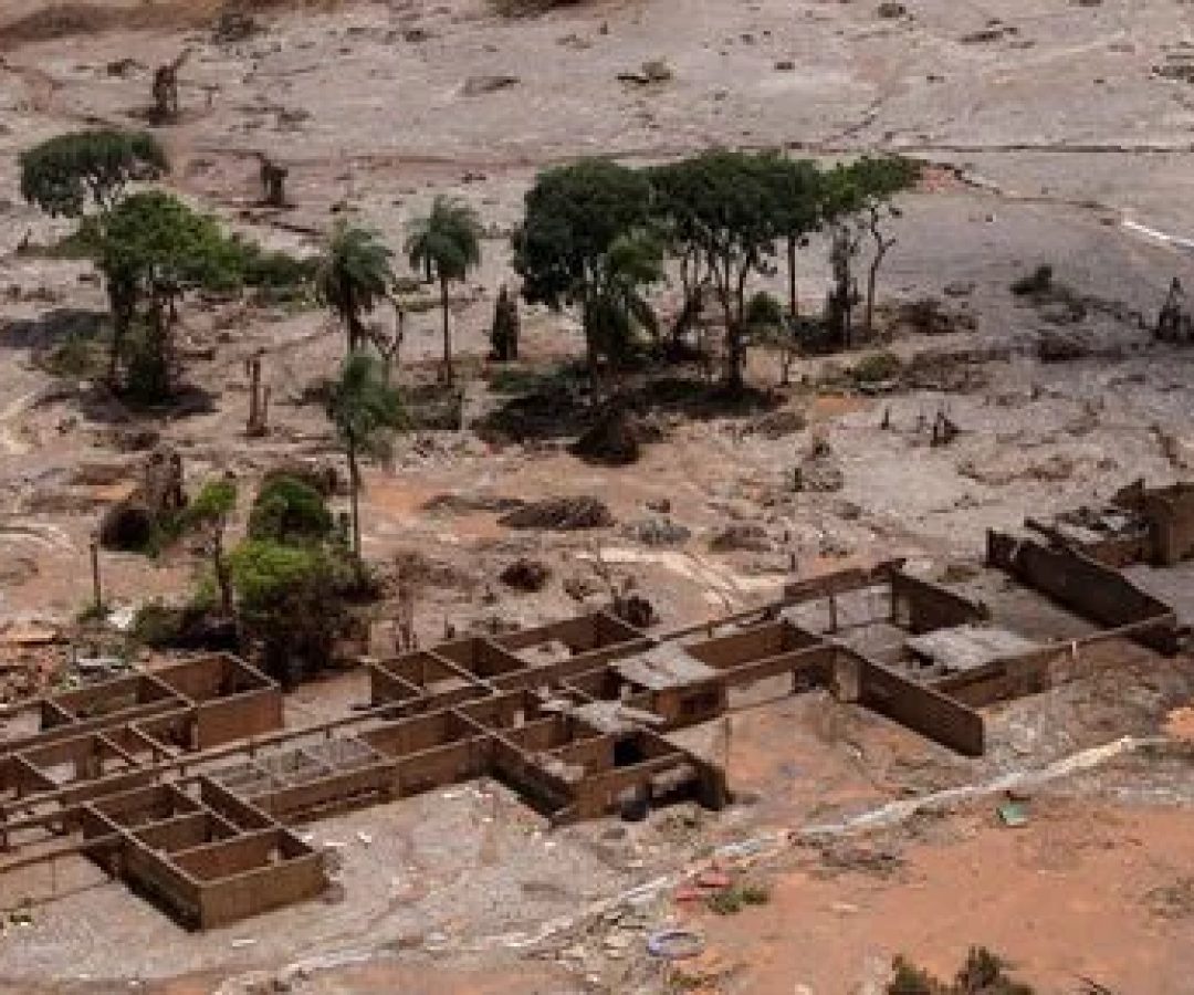 Destroços da localidade de Bento Rodrigues, que foi destruída por avalanche de lama após rompimento de barragem da Samarco em Mariana (MG)