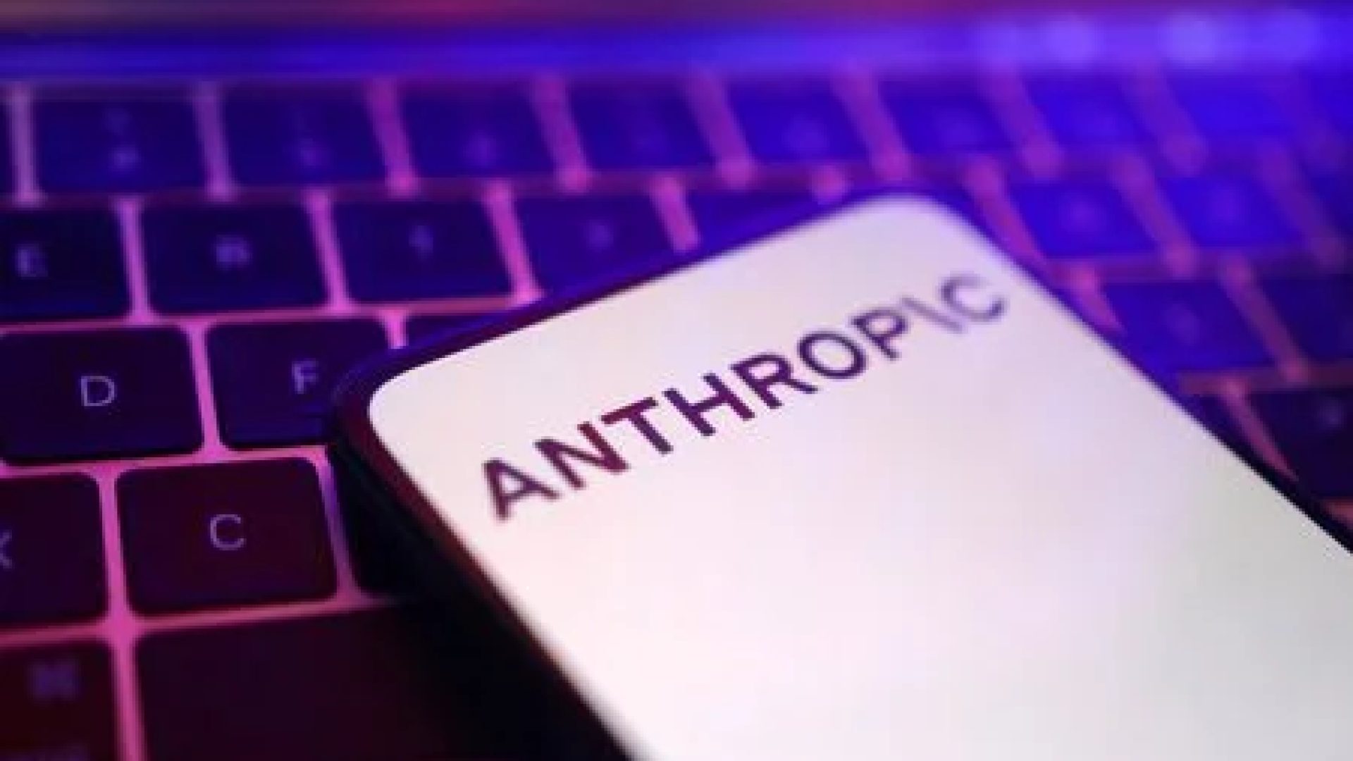 Anthropic projeta potencial de receita de US$ 30 trilhões e acirra corrida com OpenAI