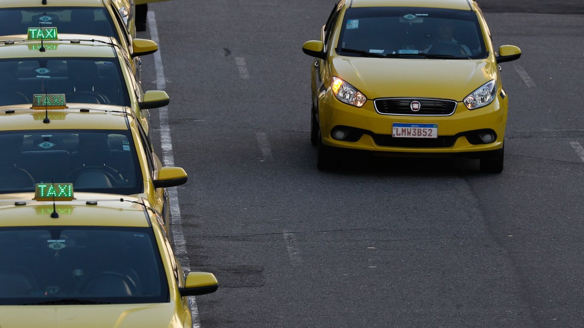 Governo publica MP que destina R$ 30 bi a taxistas e motoristas de app