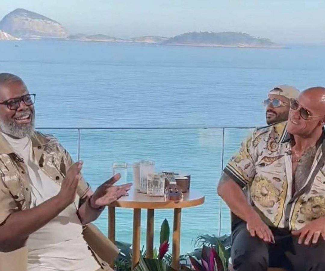The Rock canta samba famoso na voz de Zeca Pagodinho ao lado de Péricles no Rio