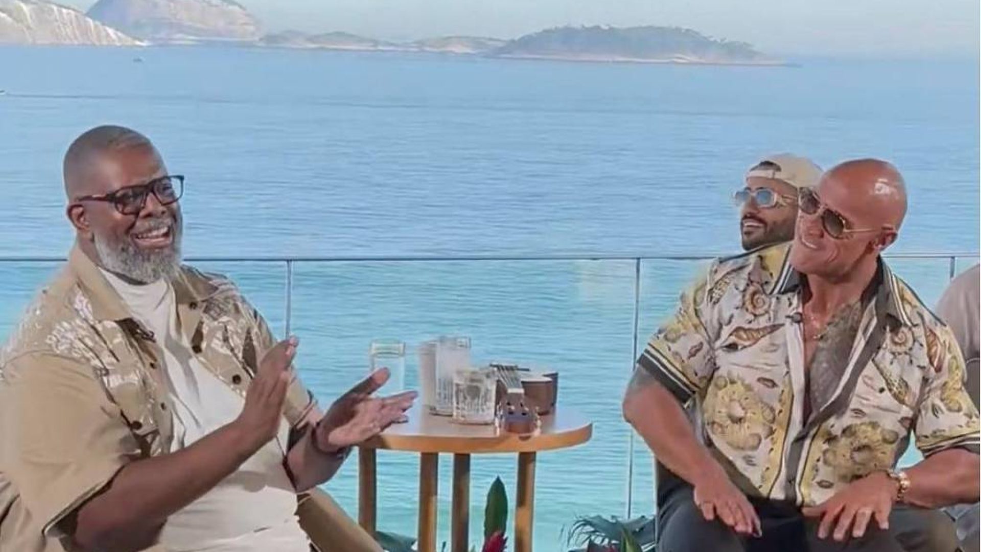 The Rock canta samba famoso na voz de Zeca Pagodinho ao lado de Péricles no Rio