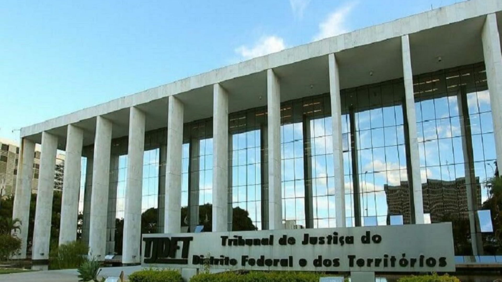 TJDFT realiza sessão especial em homenagem à desembargadora Maria de Lourdes Abreu