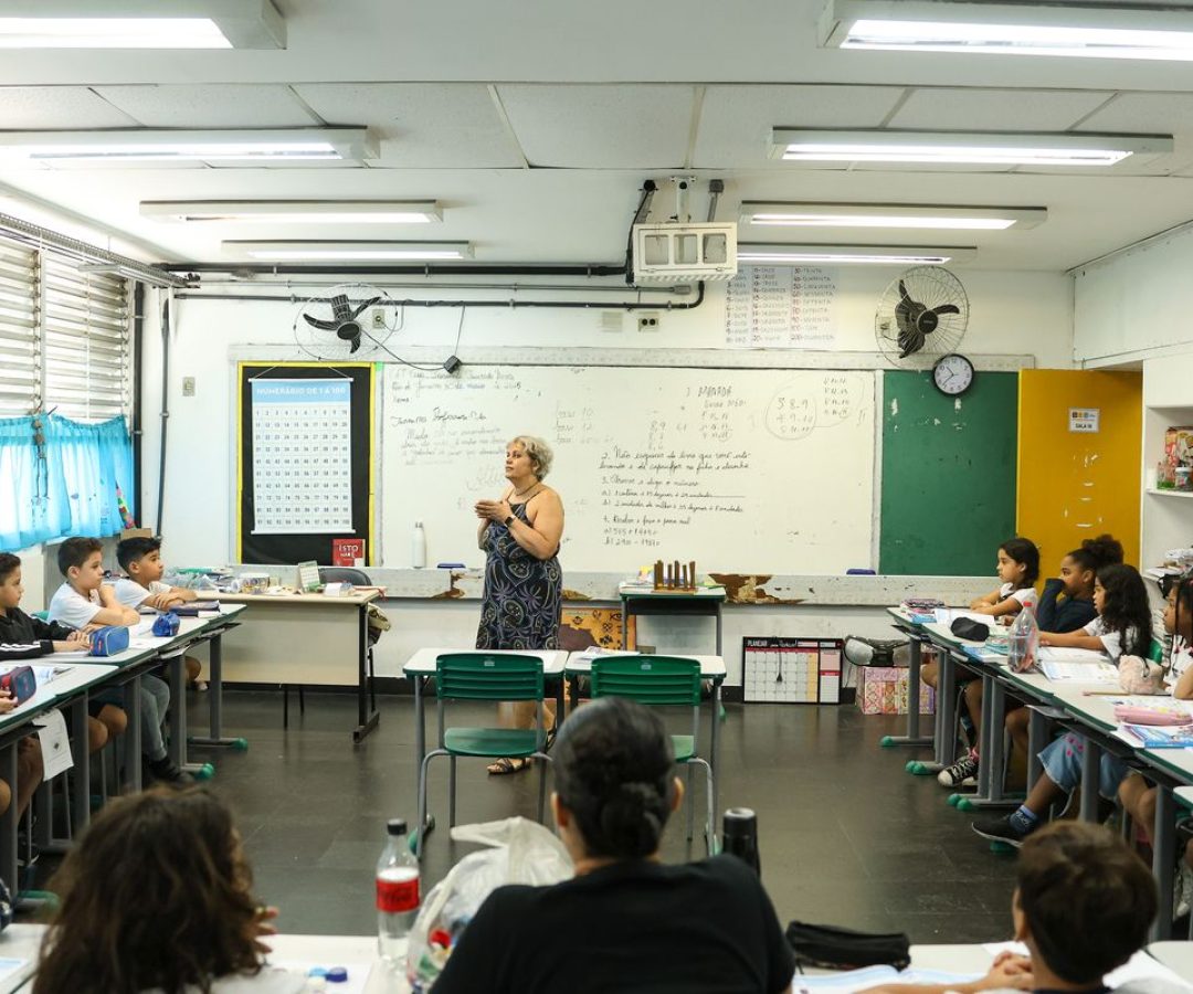 Professor pode pedir Carteira Nacional Docente a partir de amanhã