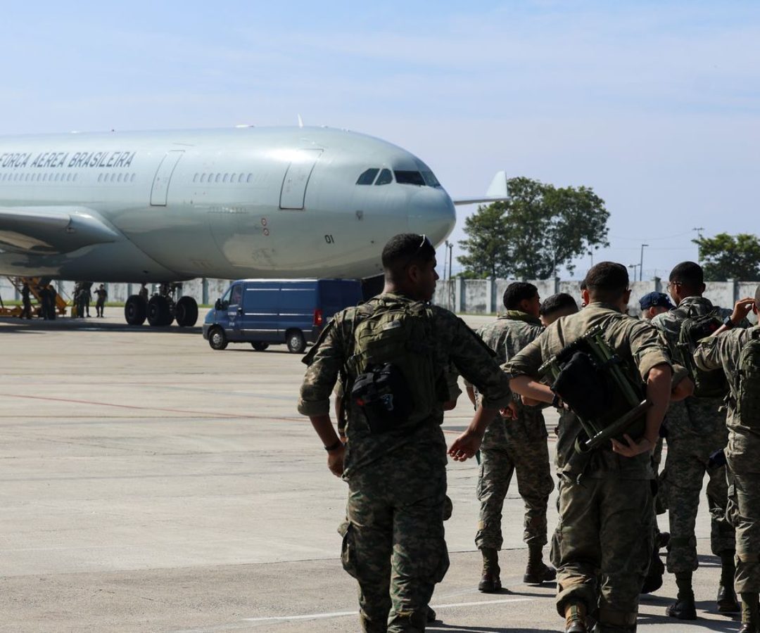 FAB envia militares e 18 toneladas de medicamentos para a Venezuela