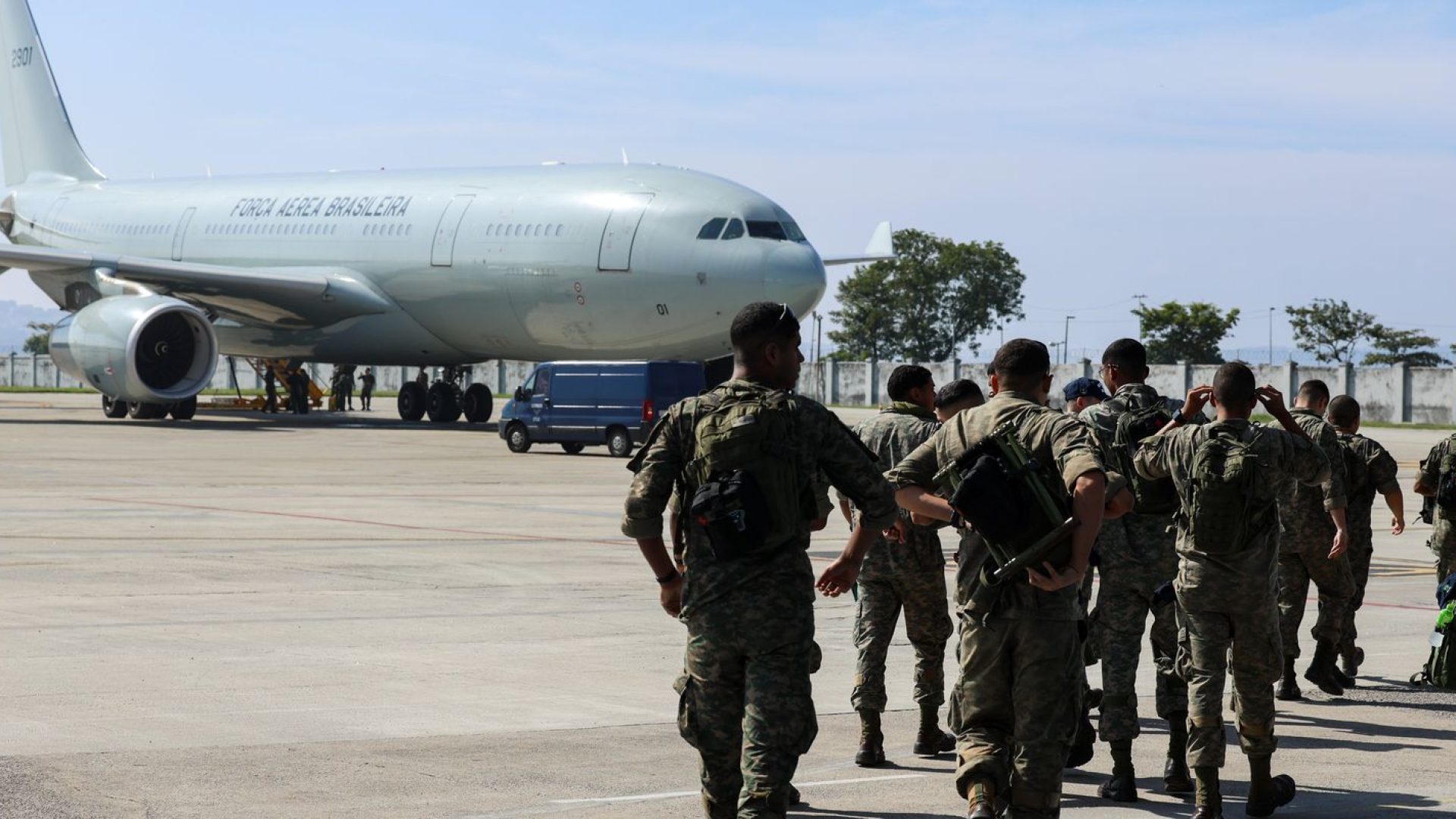 FAB envia militares e 18 toneladas de medicamentos para a Venezuela