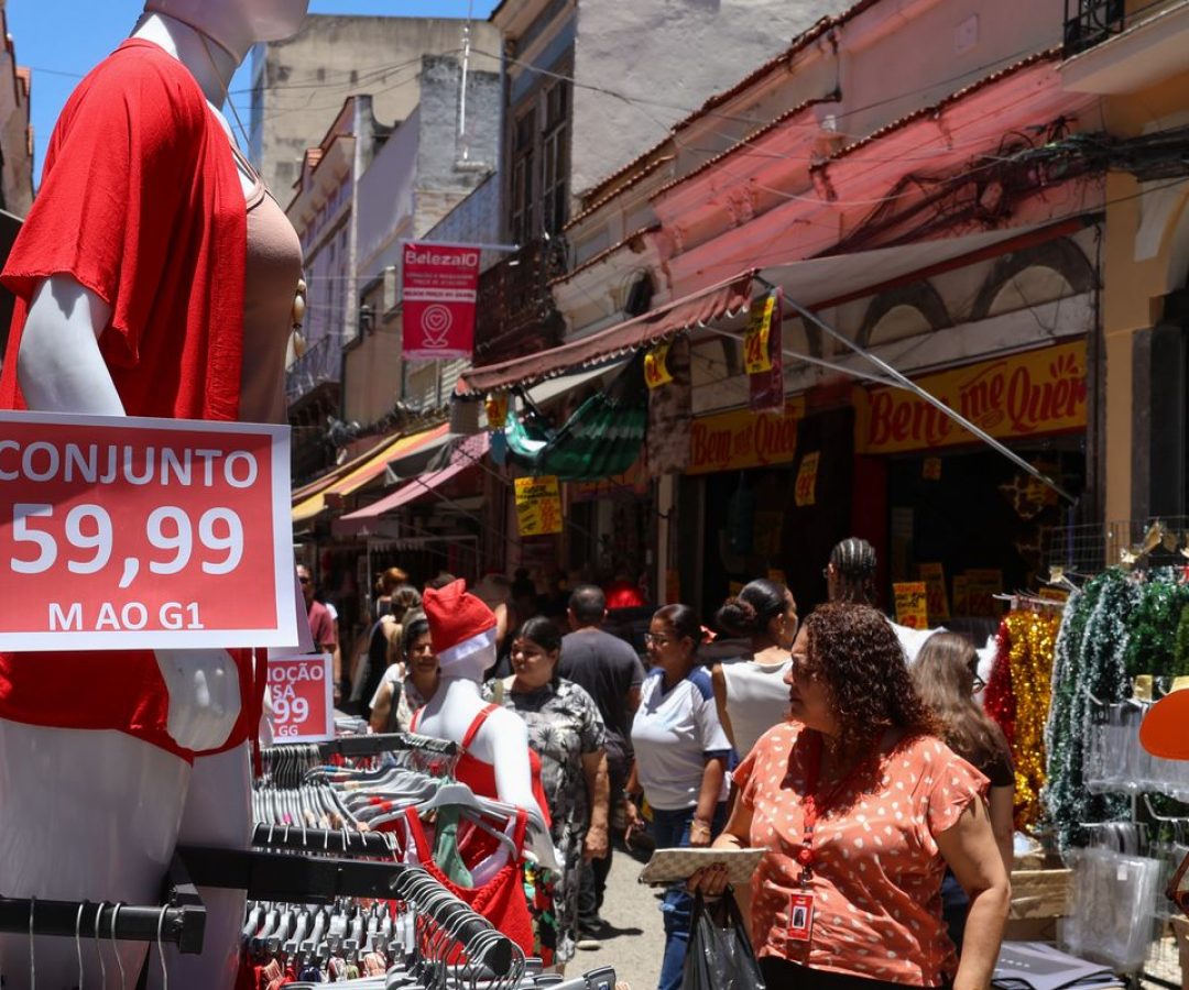 Comércio popular do Rio tem movimentação intensa às vésperas do Natal