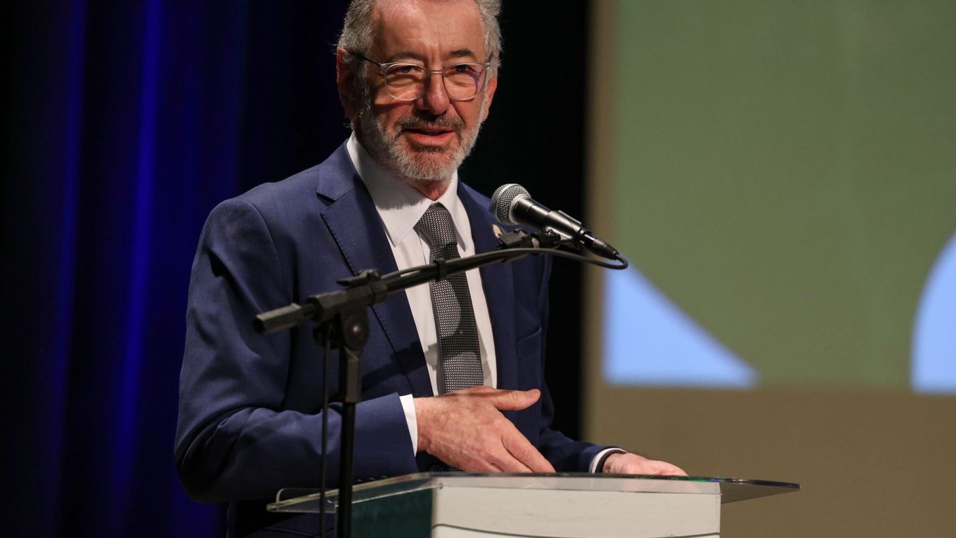 “Brasil não vai abandonar a mesa”, diz ministro sobre taxação dos EUA