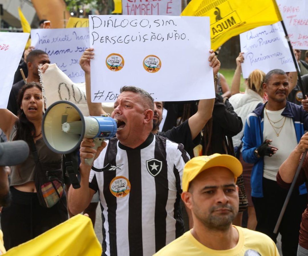 Camelôs protestam contra programa da prefeitura no Rio
