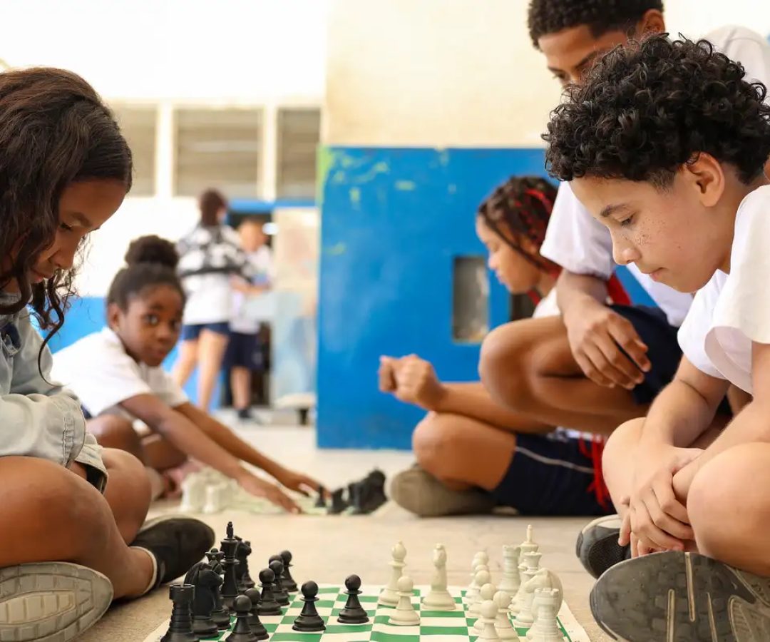 MEC fará pesquisa sobre impacto da restrição de celular nas escolas