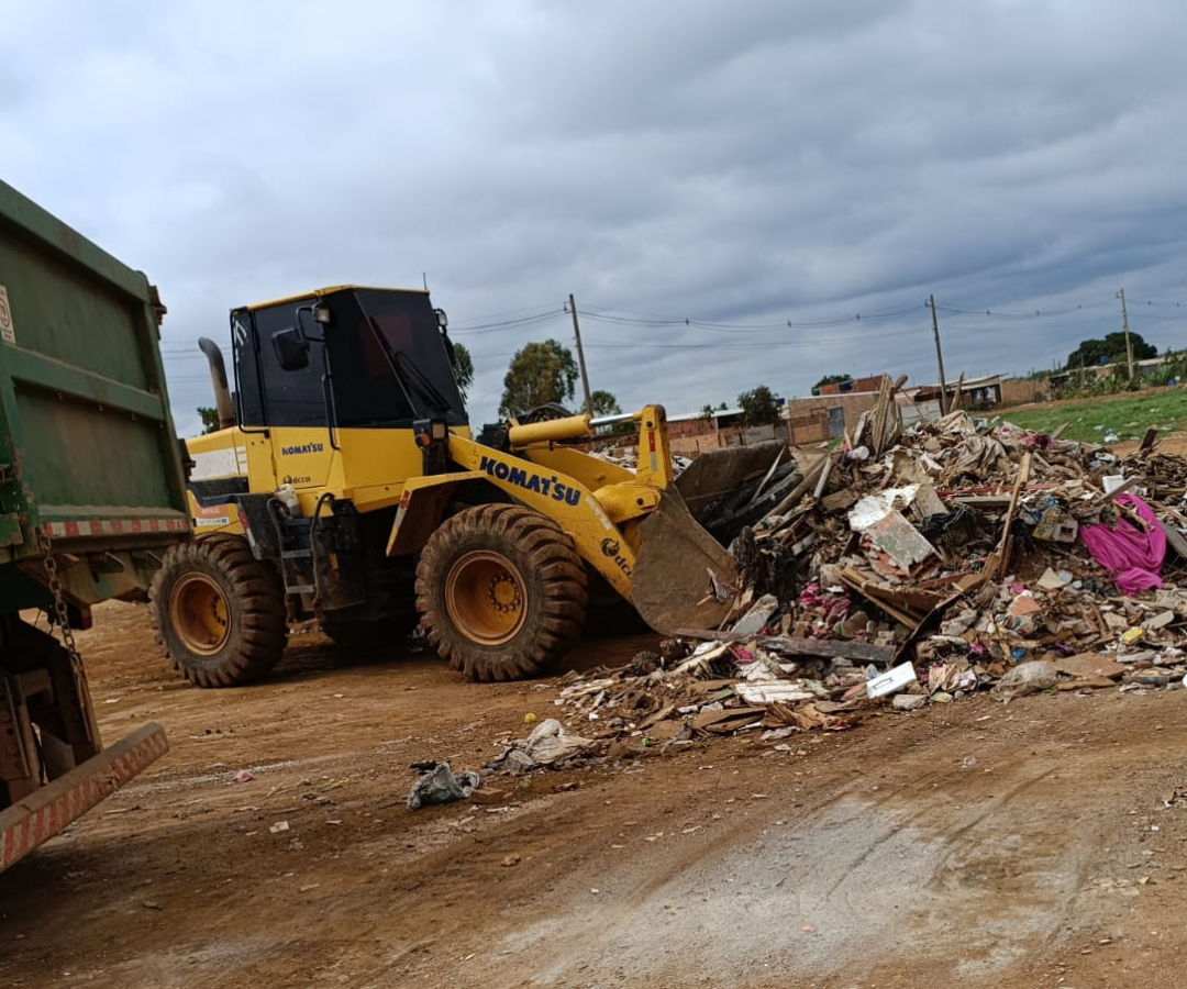 Grande mutirão de limpeza é realizado próximo às bacias de contenção da BR-070, em Ceilândia
