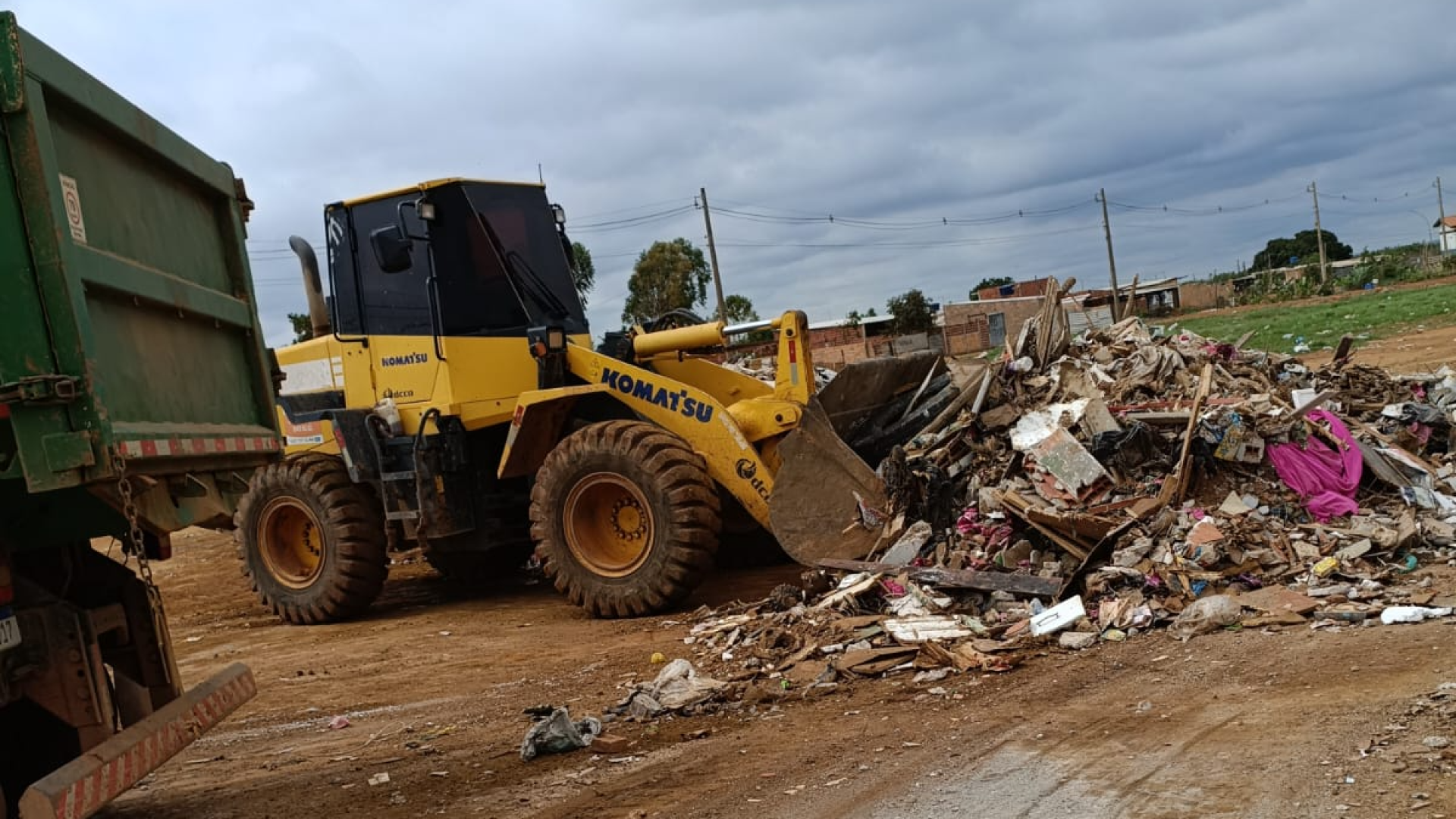 Grande mutirão de limpeza é realizado próximo às bacias de contenção da BR-070, em Ceilândia