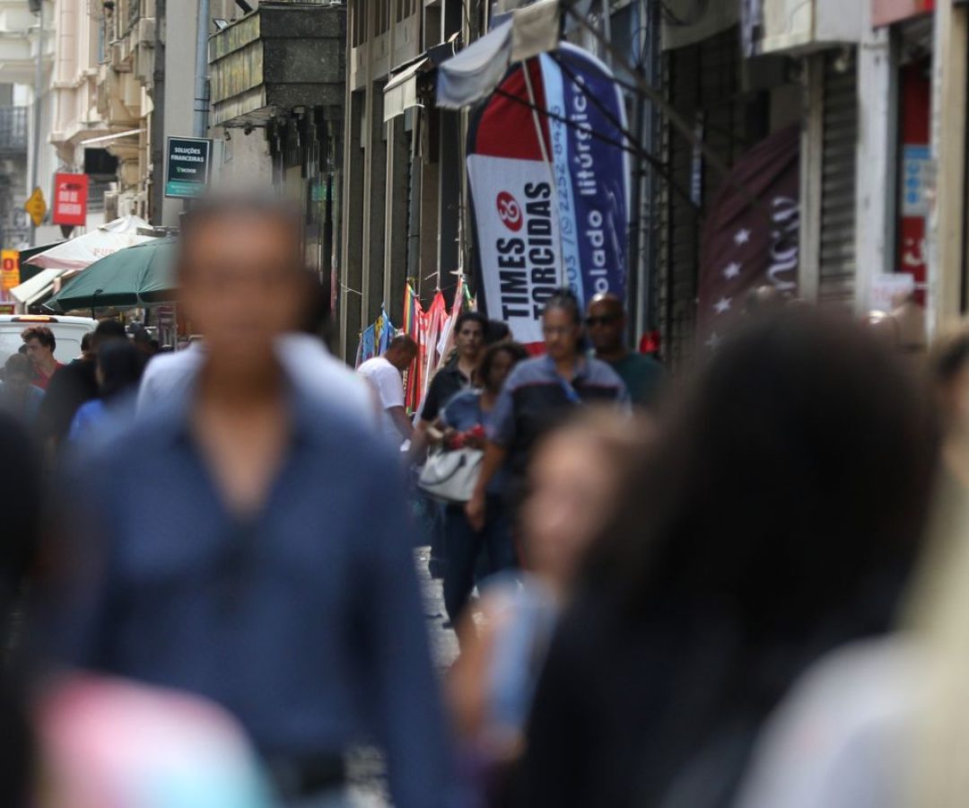 Taxa de desemprego de pretos é 55% maior que a de brancos, revela IBGE