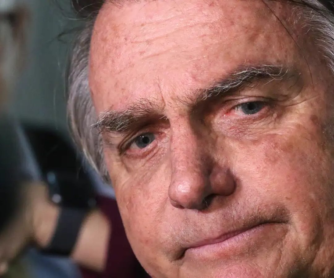 Bolsonaro é submetido à cirurgia para tratamento de hérnia bilateral