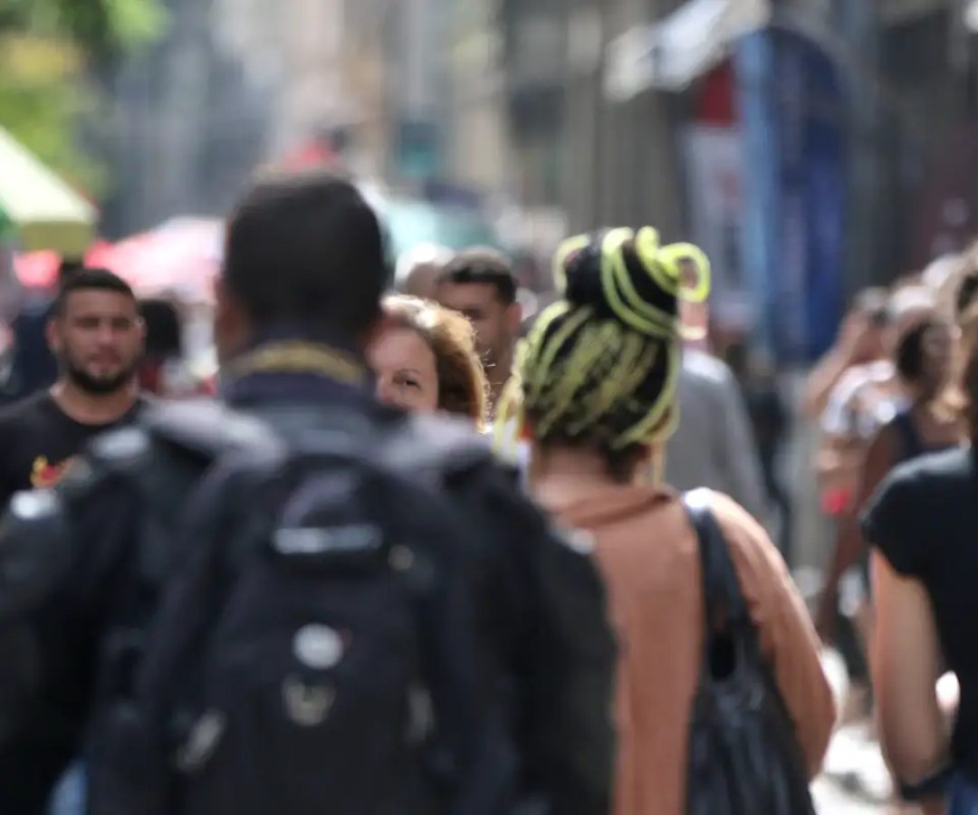 Diretores e gerentes negros ganham 34% menos que brancos, revela IBGE