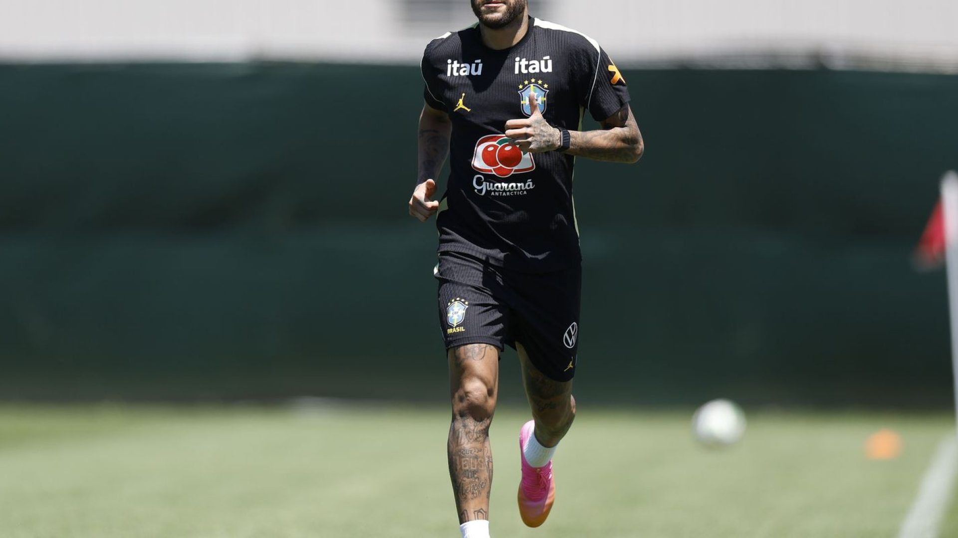 Neymar vai a campo pela primeira vez em treino da seleção brasileira