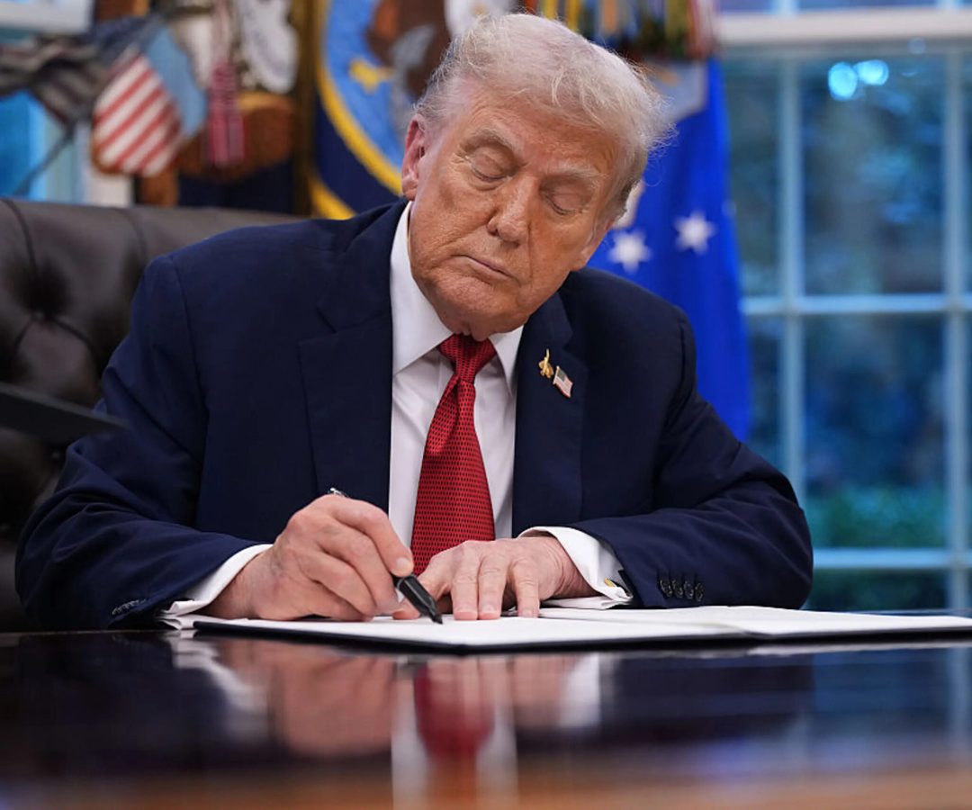 trump-assinando-scaled.jpg
