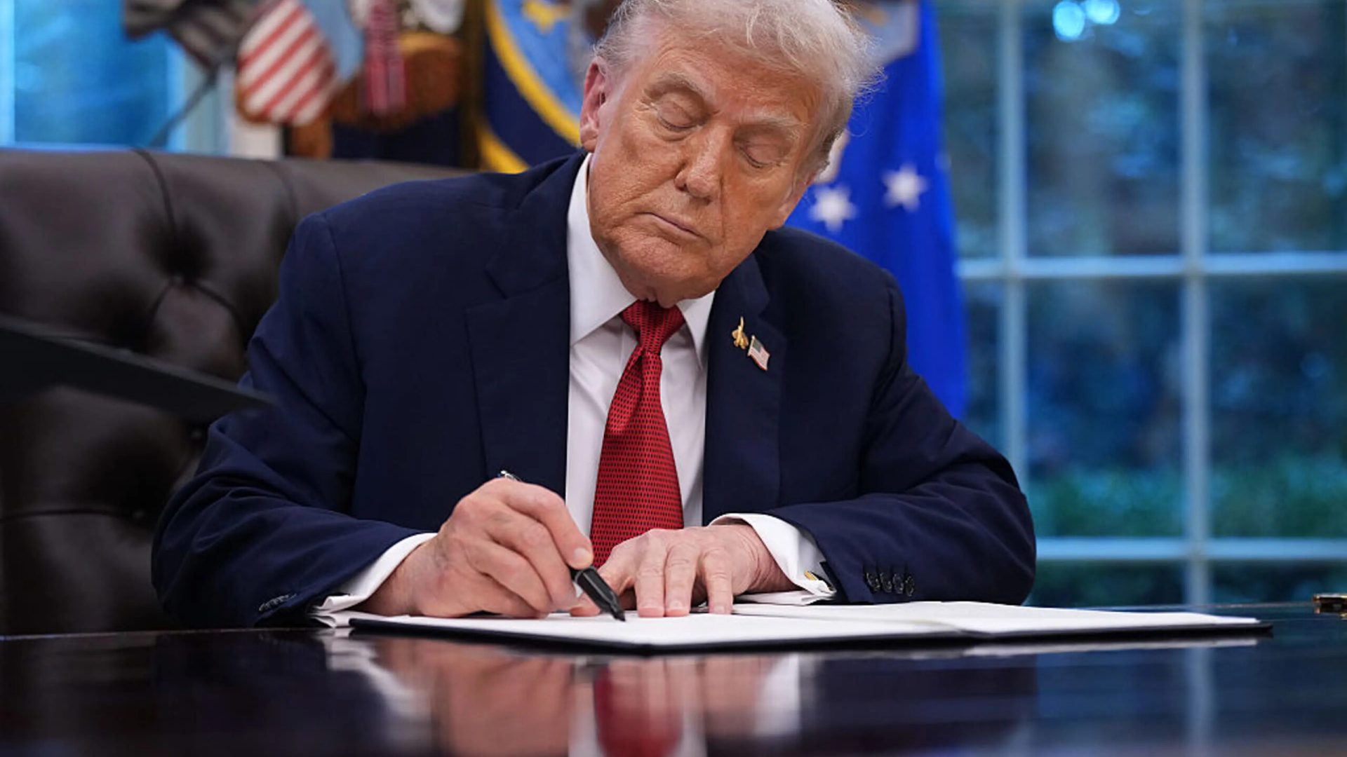 trump-assinando-scaled.jpg