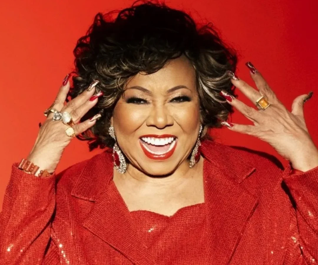 Alcione emociona elenco ao participar do musical ‘Vozes Negras’