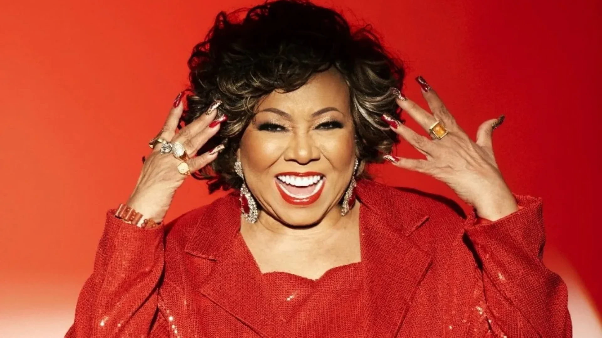 Alcione emociona elenco ao participar do musical ‘Vozes Negras’