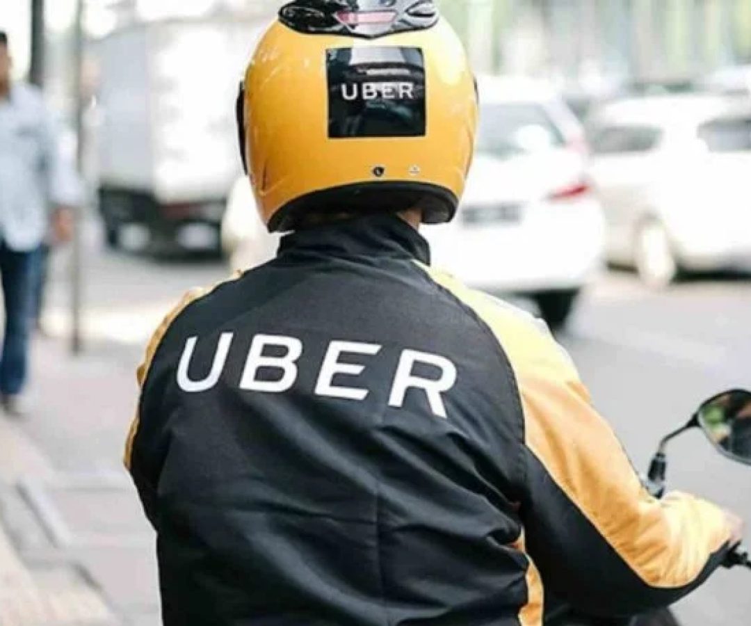 Motociclista com jaqueta da Uber