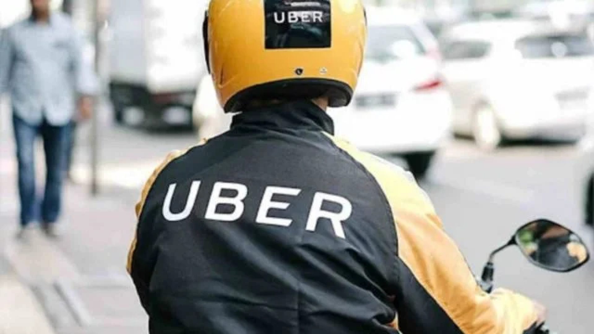 Motociclista com jaqueta da Uber