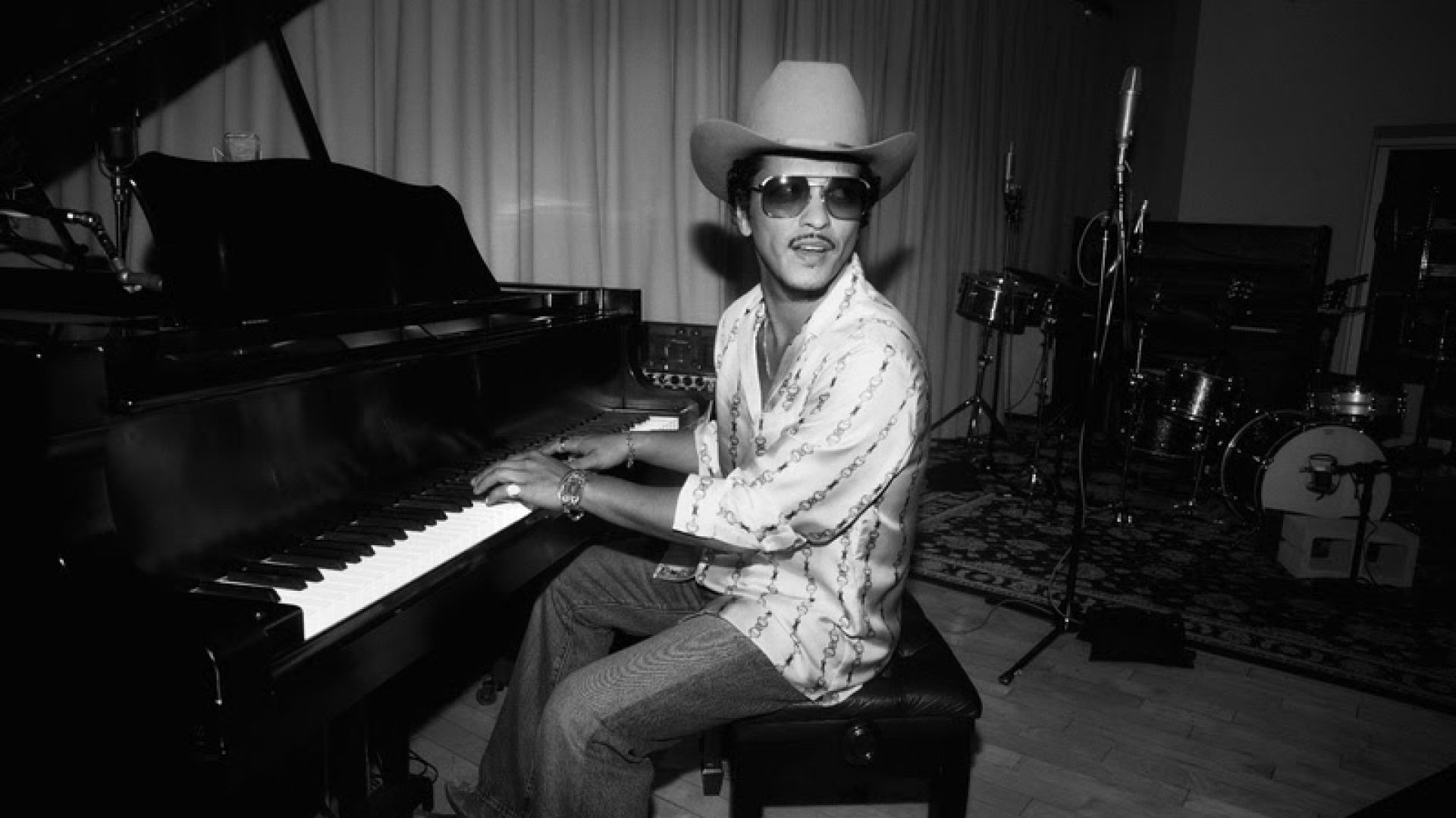 Bruno Mars lança “I Just Might” e anuncia turnê mundial