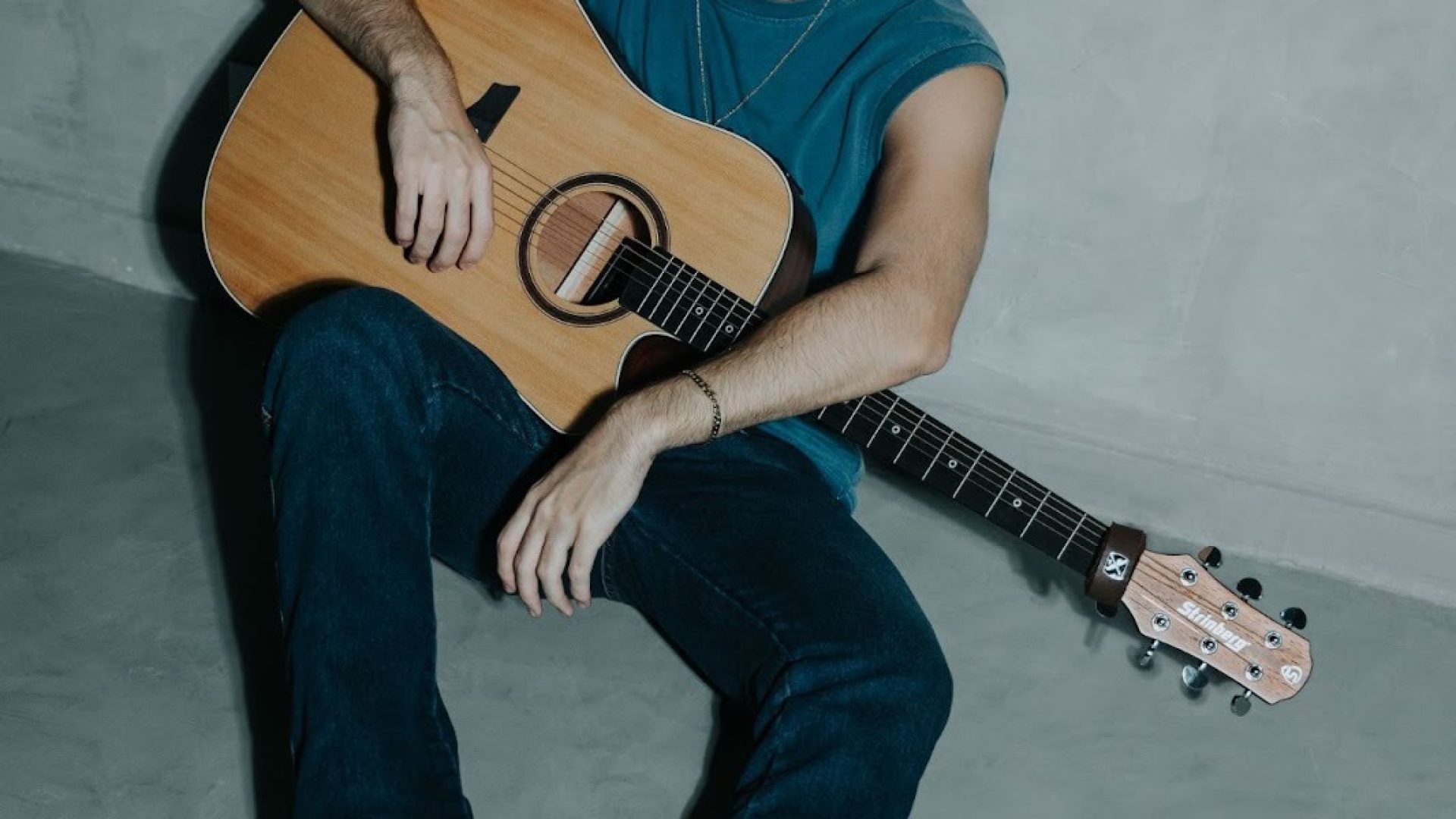 Enzo Ferro lança EP “Agora” e marca nova fase na carreira