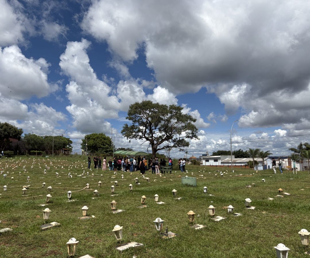 Familiares e amigos se despedem de Bruna Stephanie Brandão