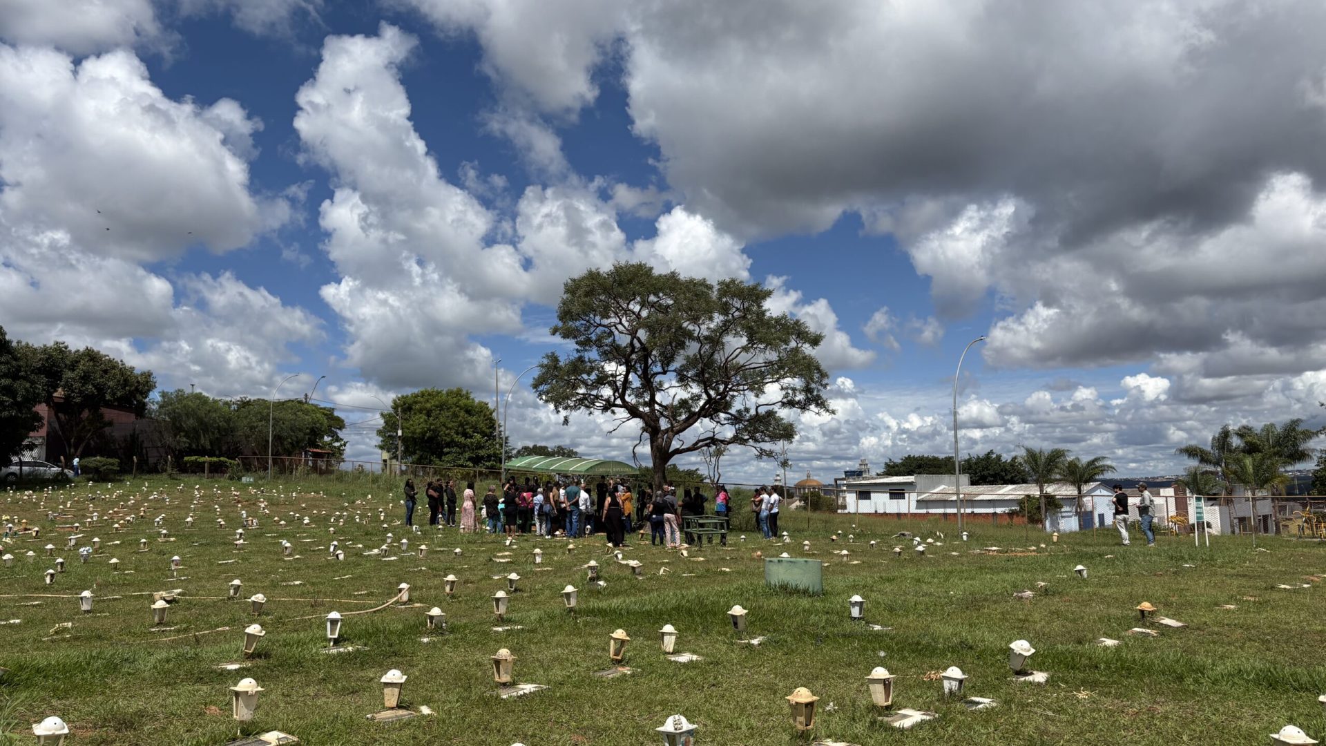 Familiares e amigos se despedem de Bruna Stephanie Brandão