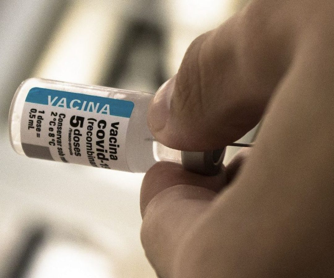 Após cinco anos de vacinação, covid recua, mas ainda preocupa