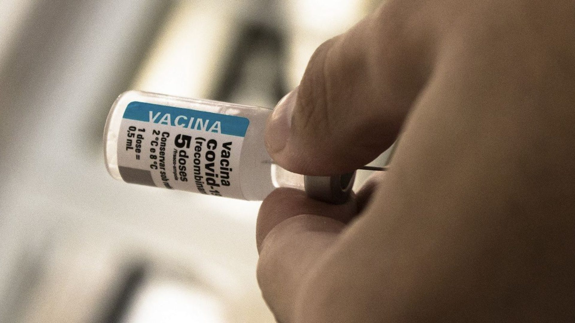 Após cinco anos de vacinação, covid recua, mas ainda preocupa