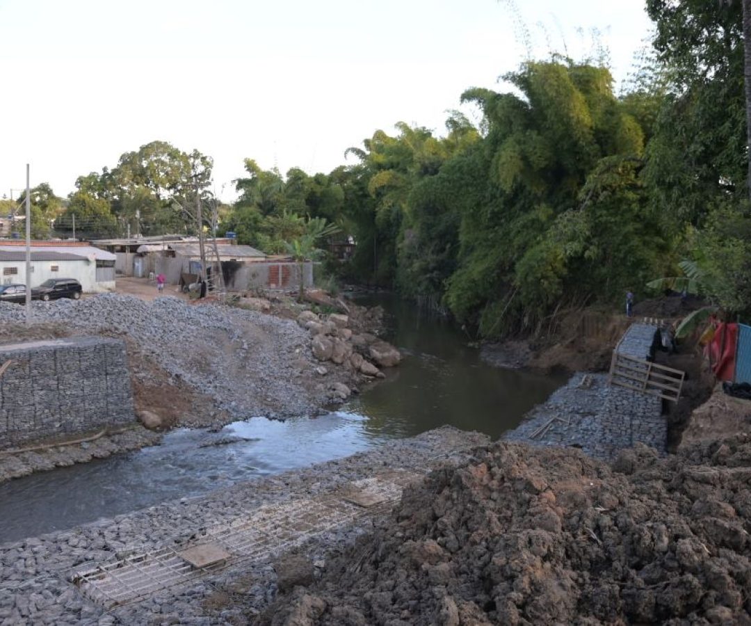 Impactos da chuva forte que atingiu as casas de moradores da Vila Cauhy